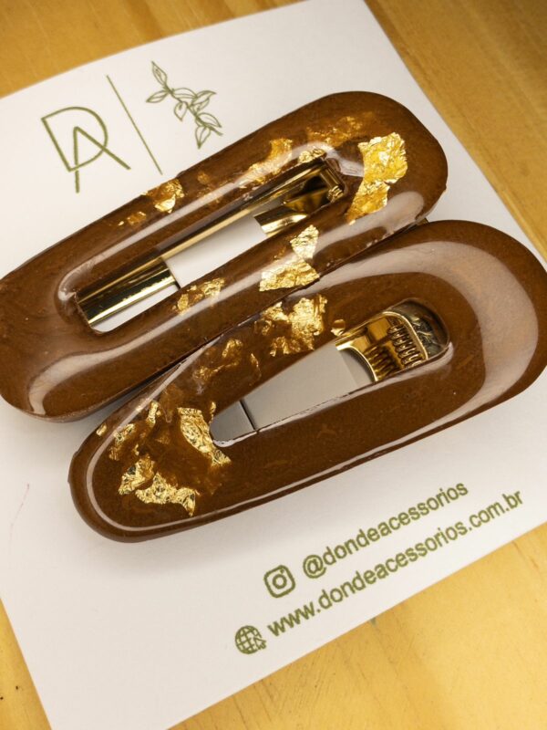 Presilha marrom/folhas de ouro