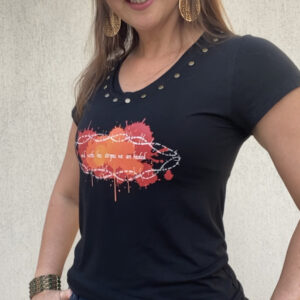 T-shirt Isaias 53:5 com metais