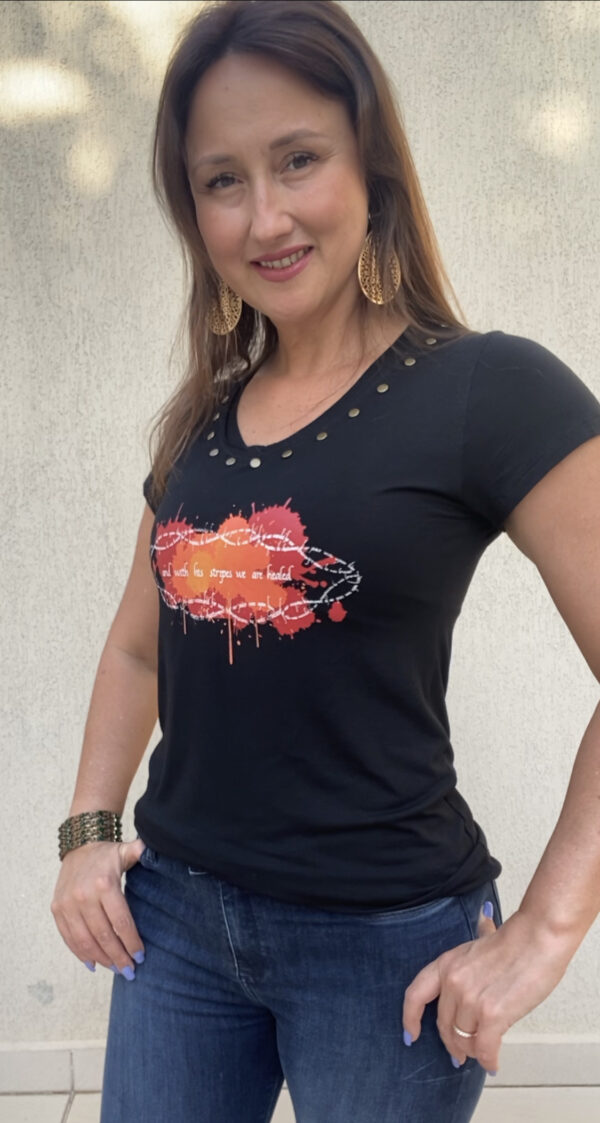 T-shirt Isaias 53:5 com metais