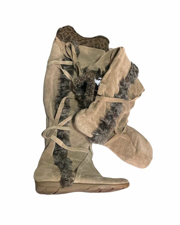 Bota de Camurça Bege Cano Médio com Amarrações – Estilo e Versatilidade - Image 3