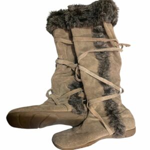 Bota de Camurça Bege Cano Médio com Amarrações – Estilo e Versatilidade