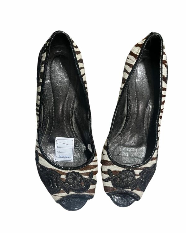 Salto Zebra Marrom com Detalhes em Flor – Estilo e Sofisticação - Tm 37