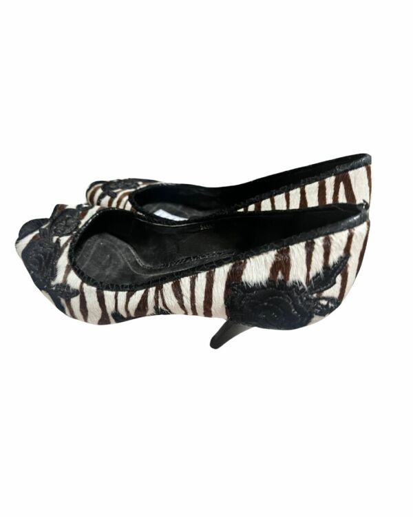 Salto Zebra Marrom com Detalhes em Flor – Estilo e Sofisticação - Tm 37 - Image 2